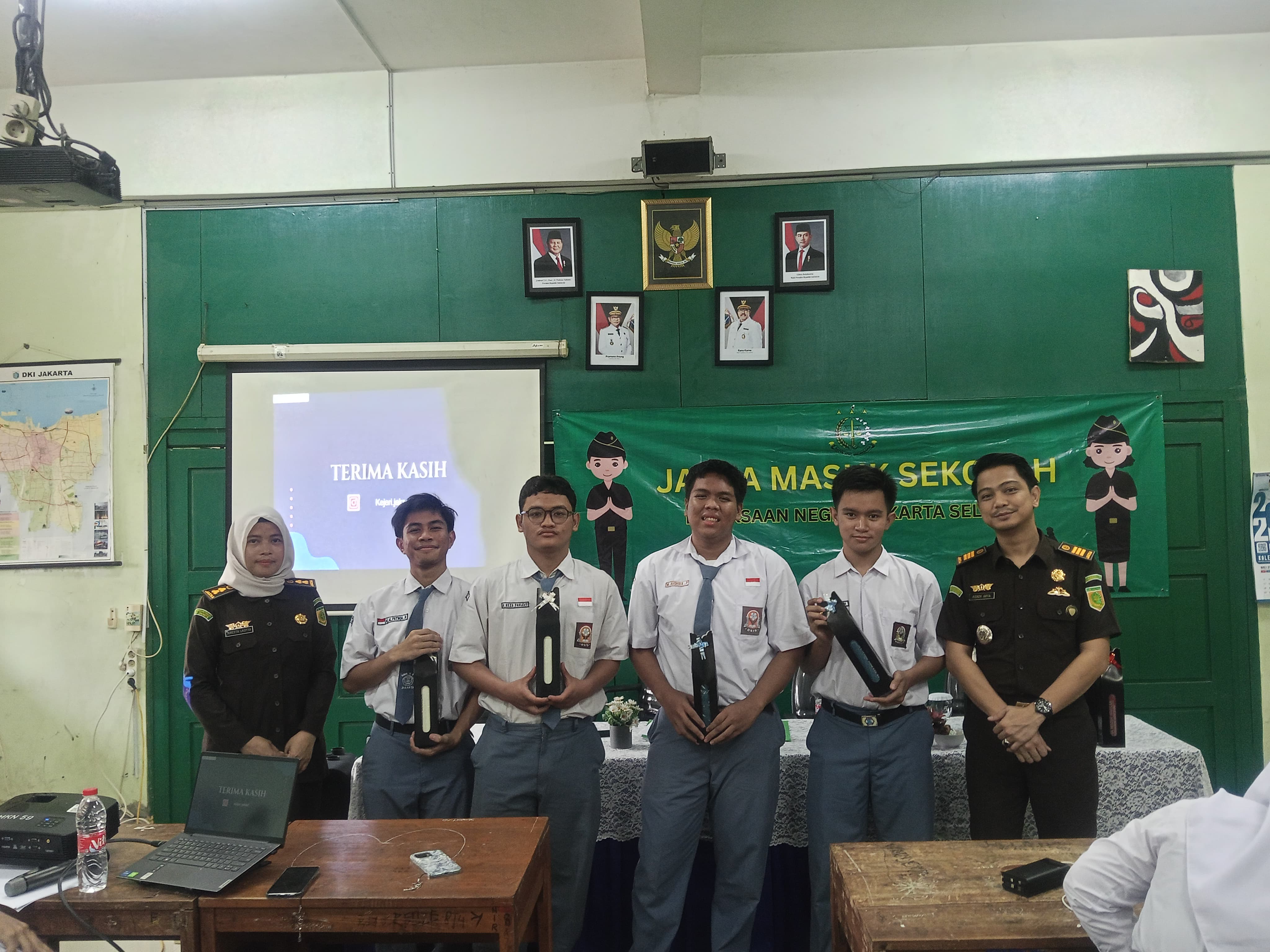 Gedung Sekolah SMA NEGERI 4 JOMBANG